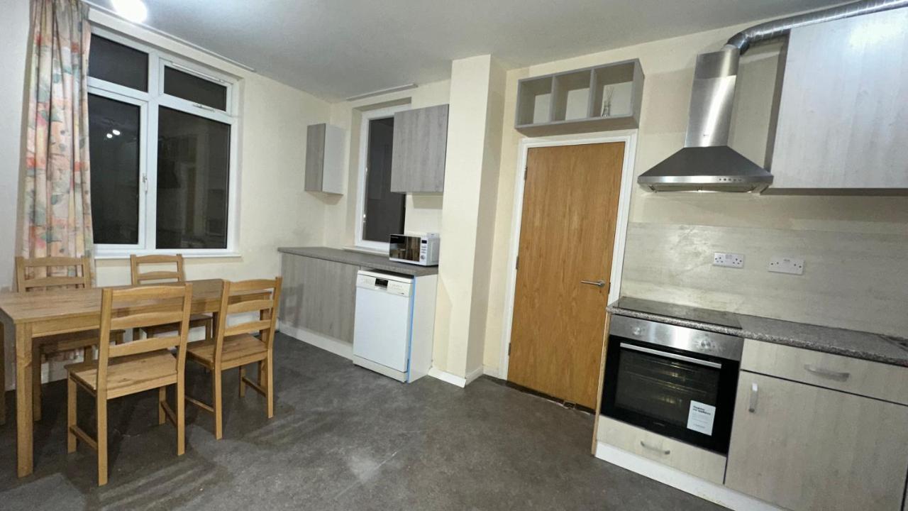 North London A Spacious 7 Bedroom House Accommodating Up To 18 People Complete With Own Gym And Table Tennis Екстериор снимка