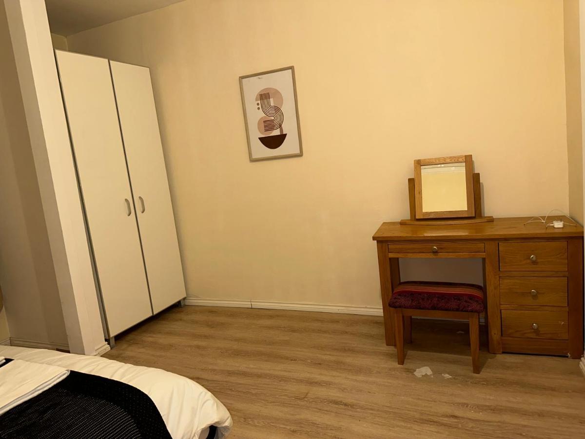 North London A Spacious 7 Bedroom House Accommodating Up To 18 People Complete With Own Gym And Table Tennis Екстериор снимка