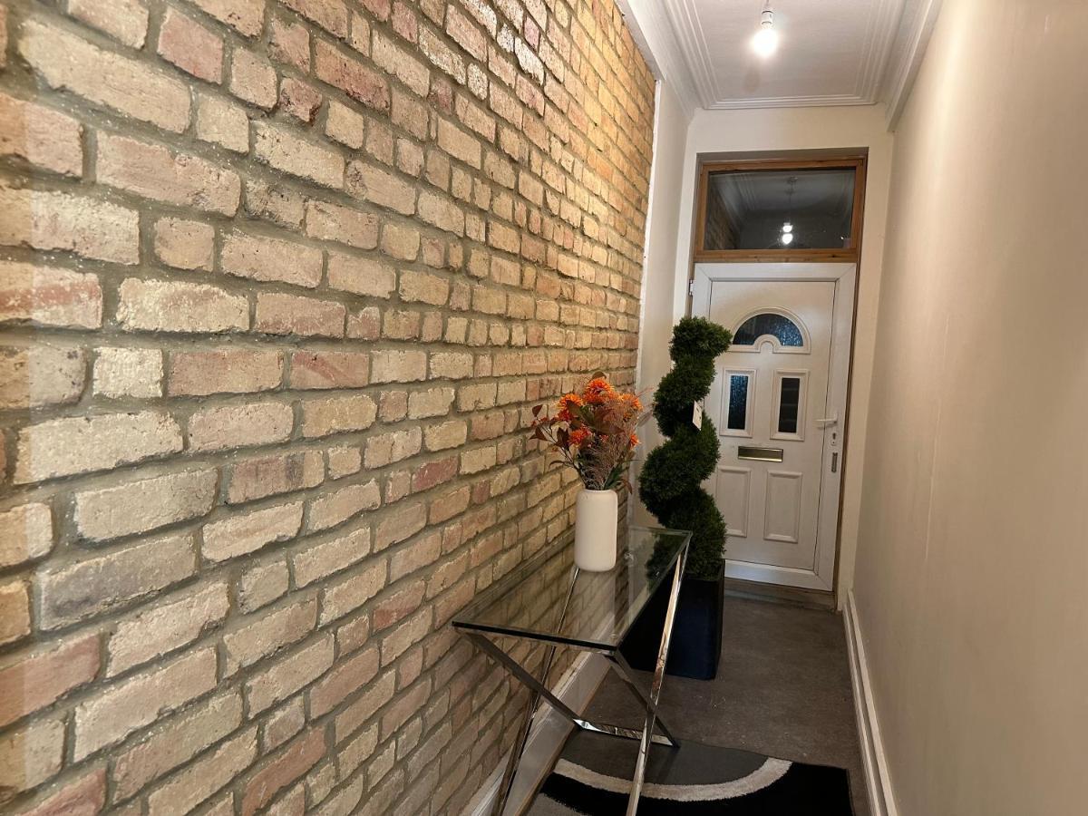 North London A Spacious 7 Bedroom House Accommodating Up To 18 People Complete With Own Gym And Table Tennis Екстериор снимка