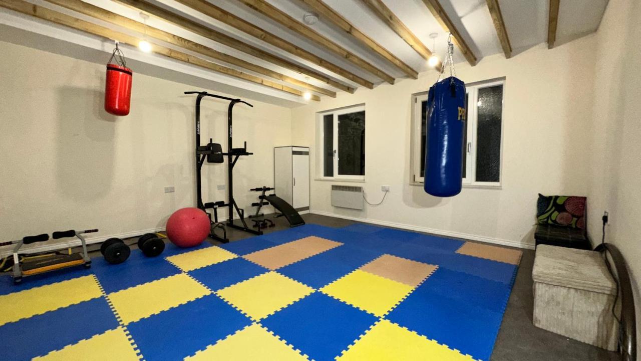 North London A Spacious 7 Bedroom House Accommodating Up To 18 People Complete With Own Gym And Table Tennis Екстериор снимка