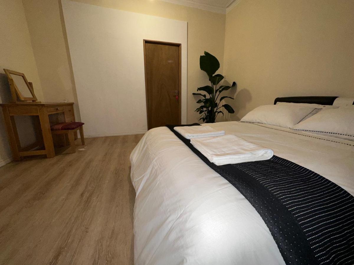 North London A Spacious 7 Bedroom House Accommodating Up To 18 People Complete With Own Gym And Table Tennis Екстериор снимка
