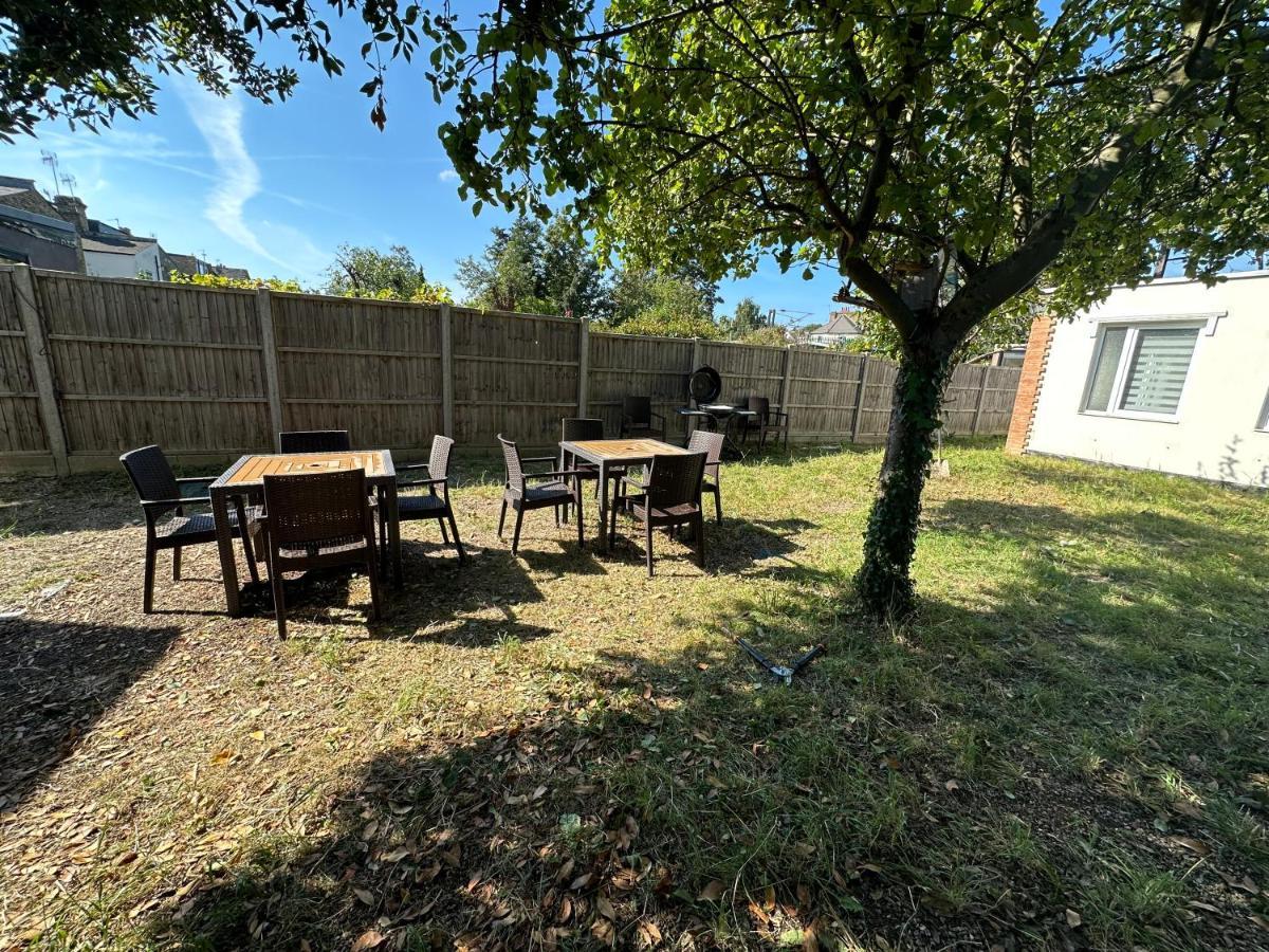 North London A Spacious 7 Bedroom House Accommodating Up To 18 People Complete With Own Gym And Table Tennis Екстериор снимка