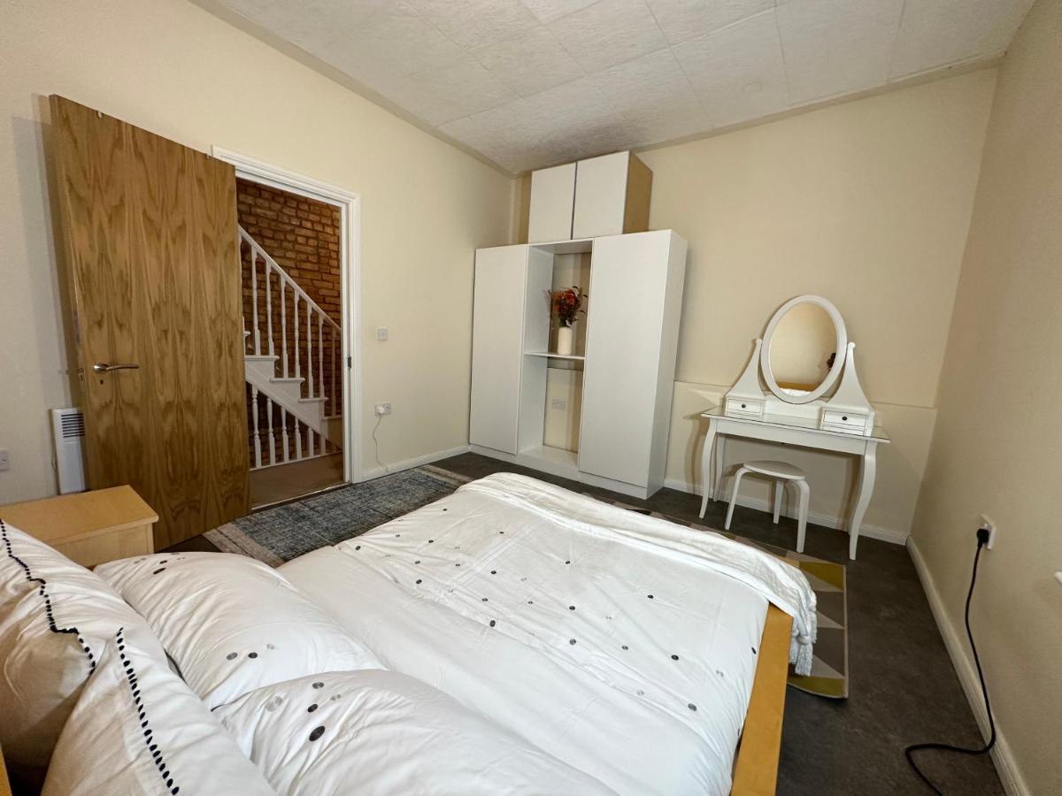 North London A Spacious 7 Bedroom House Accommodating Up To 18 People Complete With Own Gym And Table Tennis Екстериор снимка