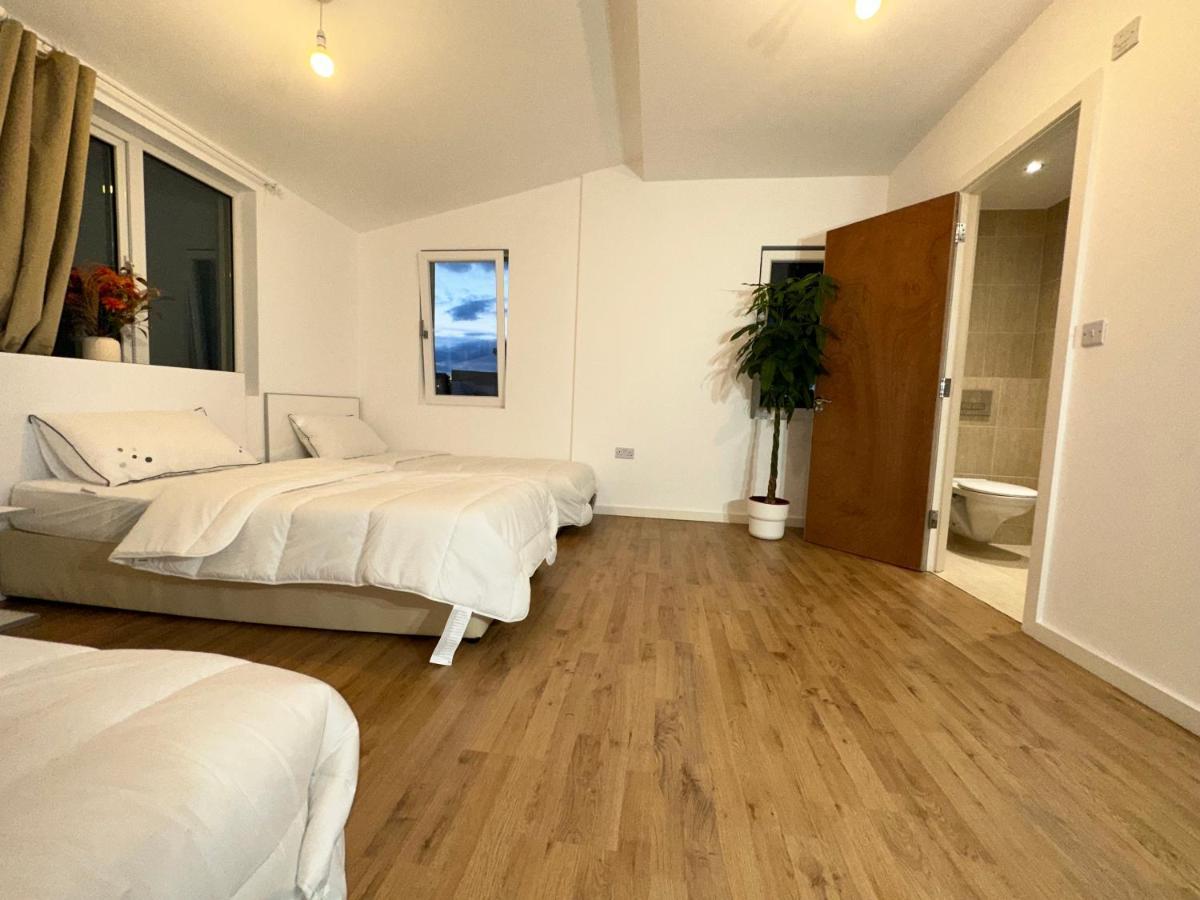 North London A Spacious 7 Bedroom House Accommodating Up To 18 People Complete With Own Gym And Table Tennis Екстериор снимка
