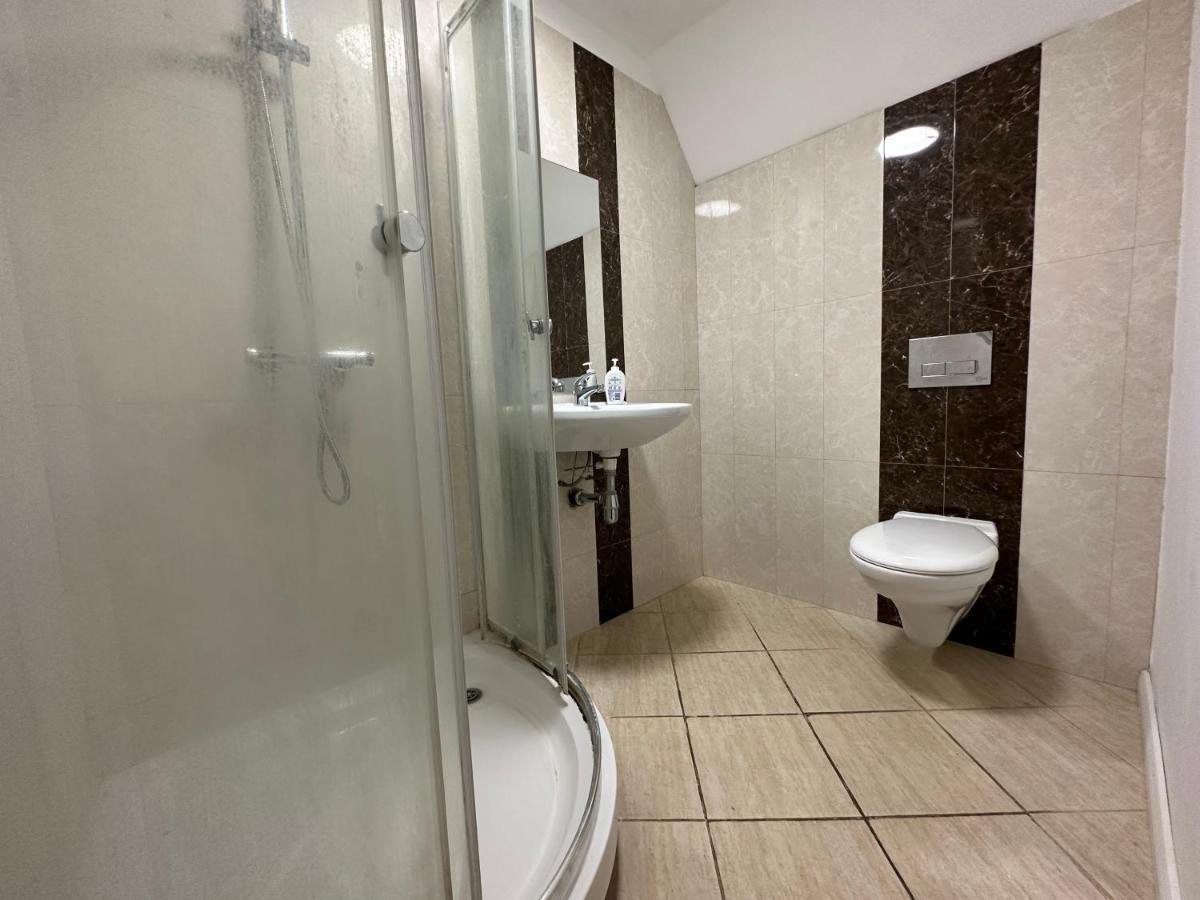 North London A Spacious 7 Bedroom House Accommodating Up To 18 People Complete With Own Gym And Table Tennis Екстериор снимка