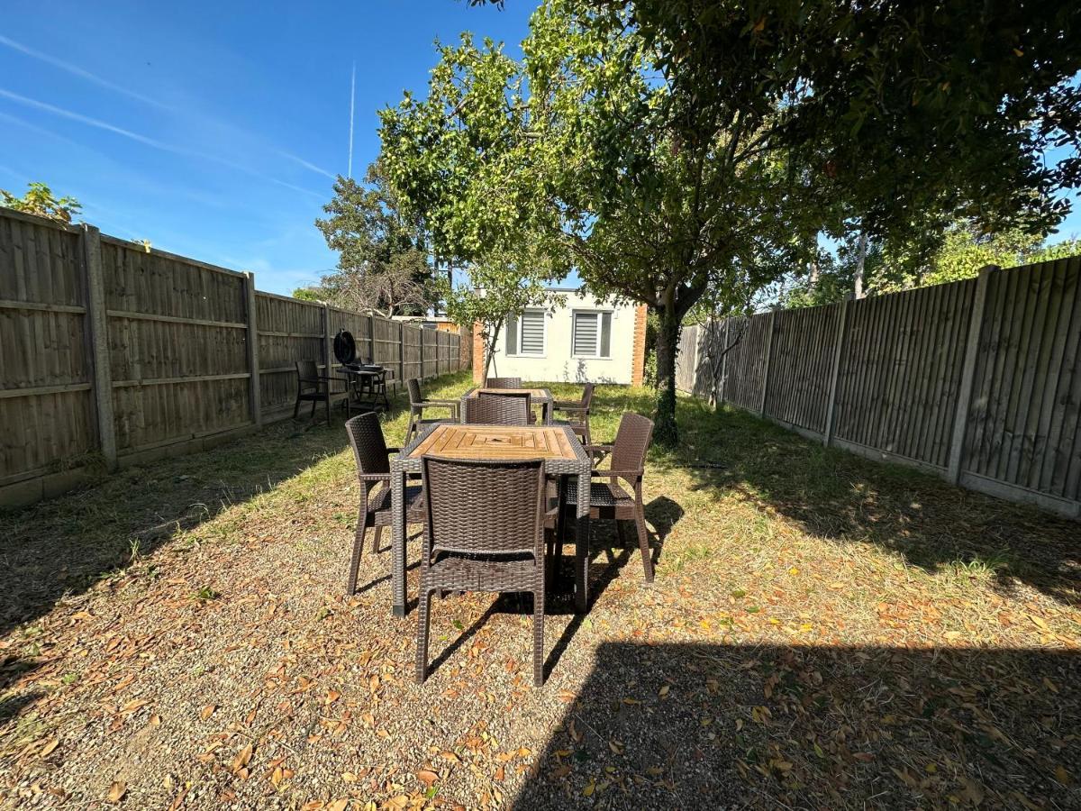 North London A Spacious 7 Bedroom House Accommodating Up To 18 People Complete With Own Gym And Table Tennis Екстериор снимка