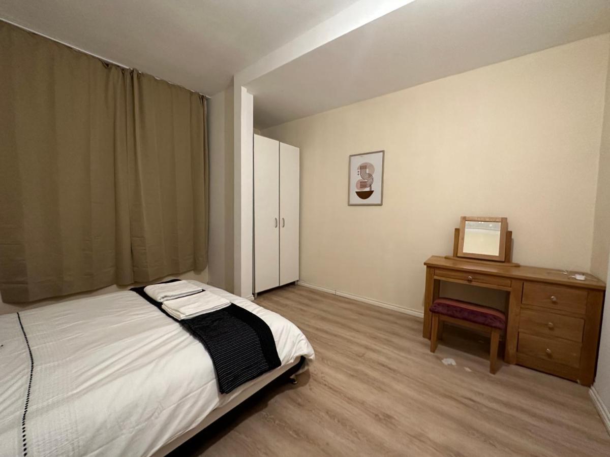 North London A Spacious 7 Bedroom House Accommodating Up To 18 People Complete With Own Gym And Table Tennis Екстериор снимка