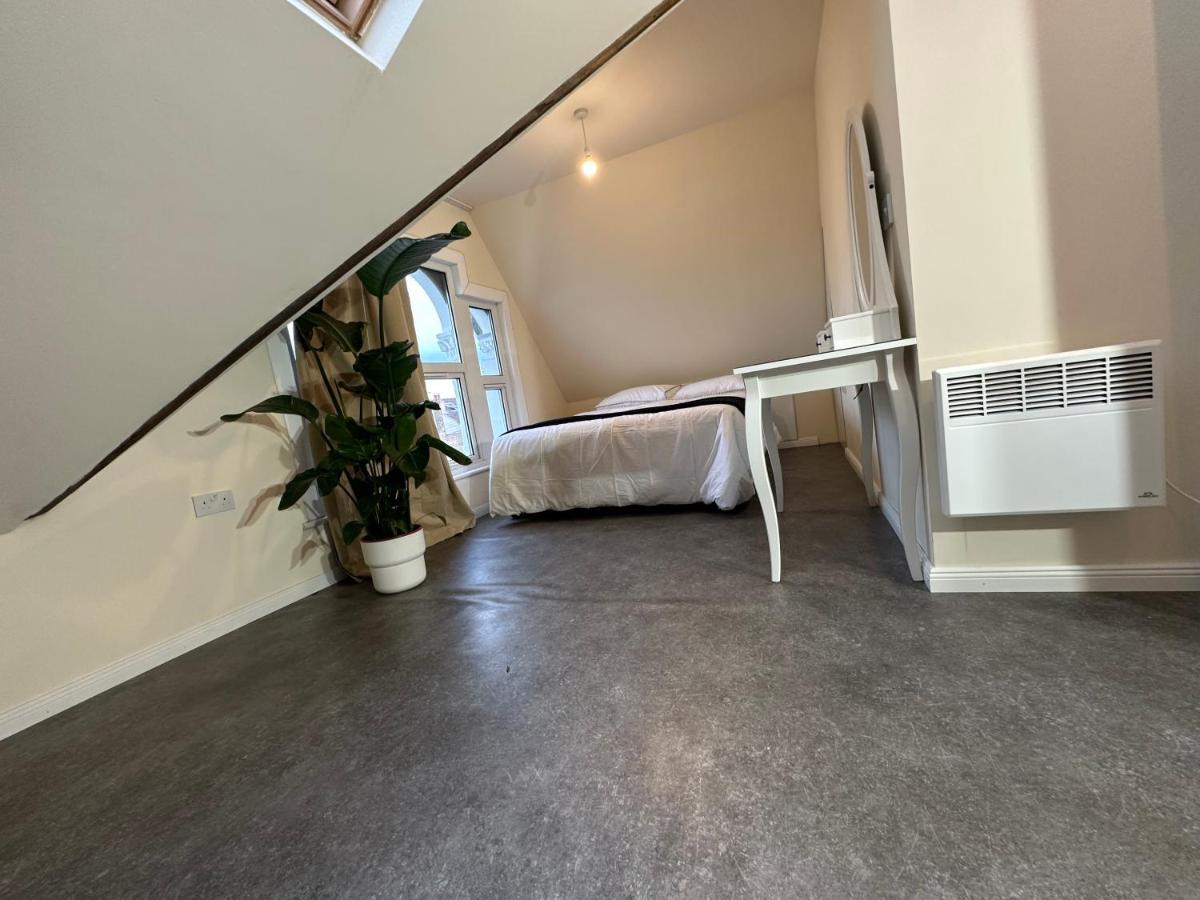 North London A Spacious 7 Bedroom House Accommodating Up To 18 People Complete With Own Gym And Table Tennis Екстериор снимка