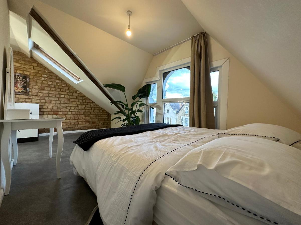 North London A Spacious 7 Bedroom House Accommodating Up To 18 People Complete With Own Gym And Table Tennis Екстериор снимка