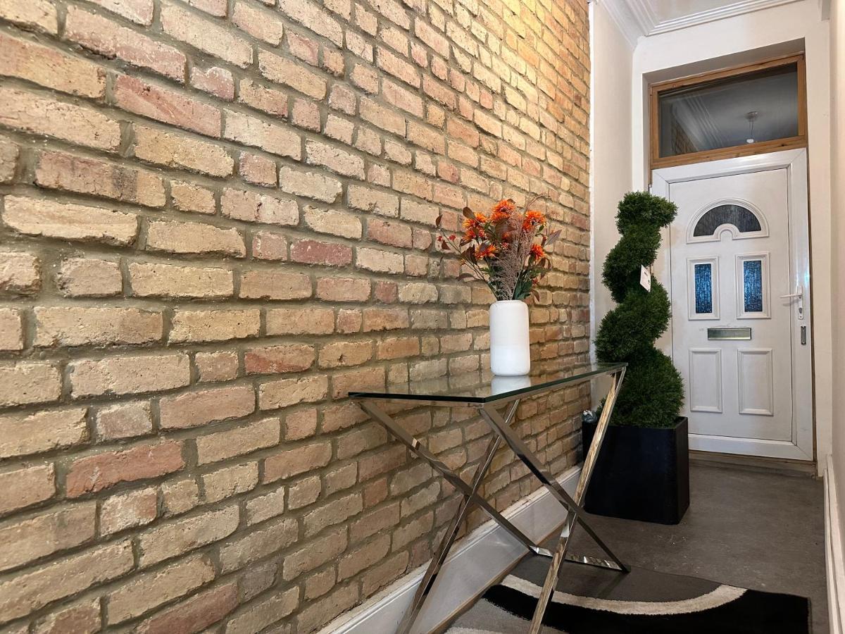 North London A Spacious 7 Bedroom House Accommodating Up To 18 People Complete With Own Gym And Table Tennis Екстериор снимка