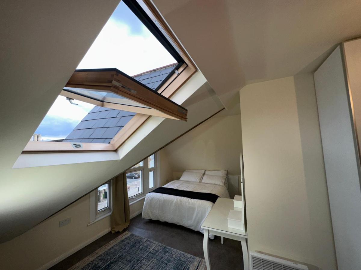 North London A Spacious 7 Bedroom House Accommodating Up To 18 People Complete With Own Gym And Table Tennis Екстериор снимка