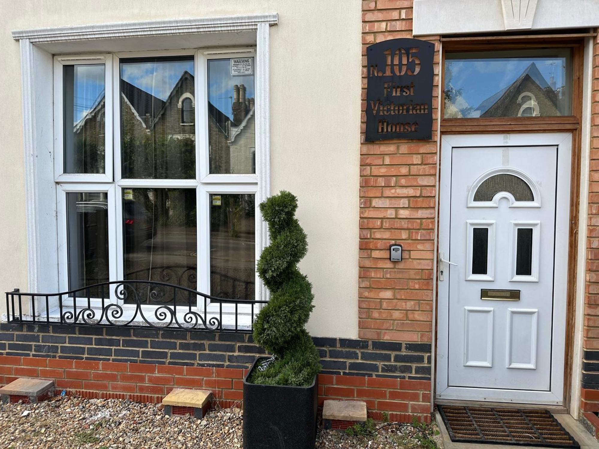 North London A Spacious 7 Bedroom House Accommodating Up To 18 People Complete With Own Gym And Table Tennis Екстериор снимка
