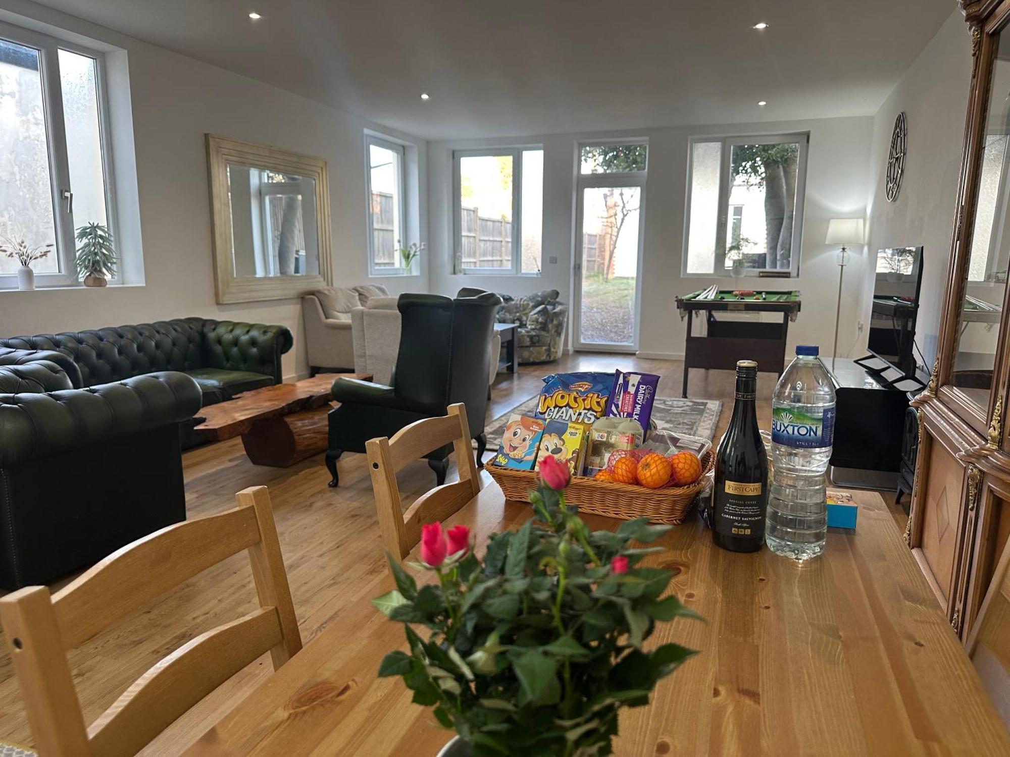 North London A Spacious 7 Bedroom House Accommodating Up To 18 People Complete With Own Gym And Table Tennis Екстериор снимка