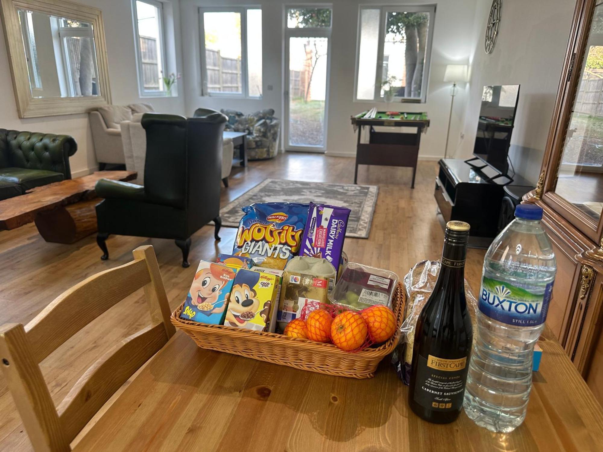 North London A Spacious 7 Bedroom House Accommodating Up To 18 People Complete With Own Gym And Table Tennis Екстериор снимка