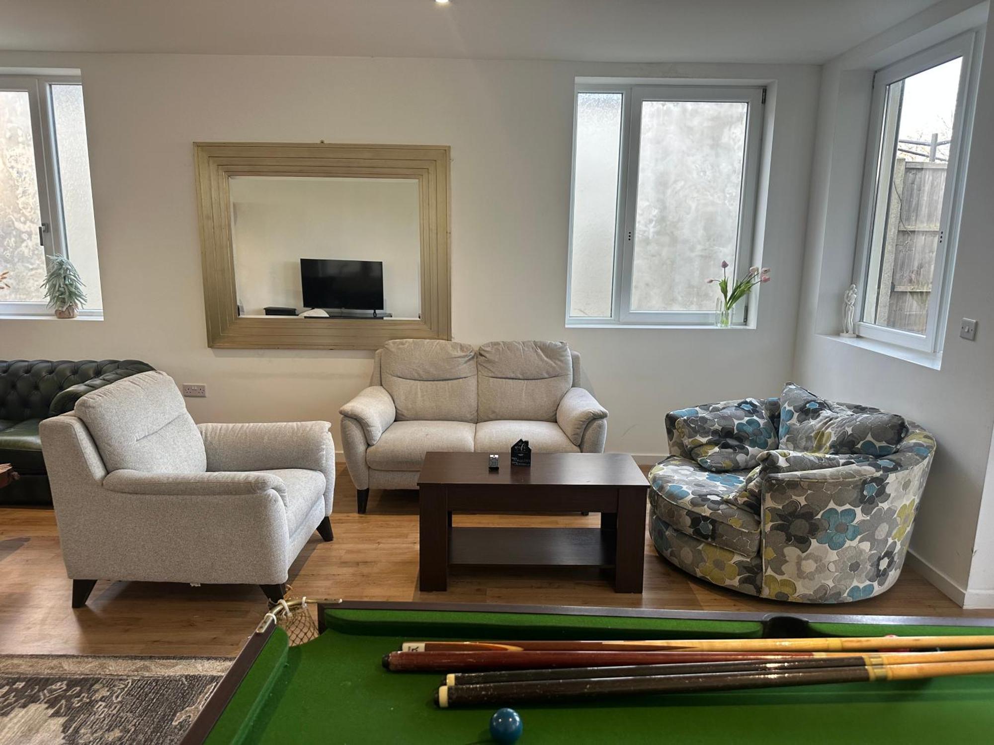 North London A Spacious 7 Bedroom House Accommodating Up To 18 People Complete With Own Gym And Table Tennis Екстериор снимка