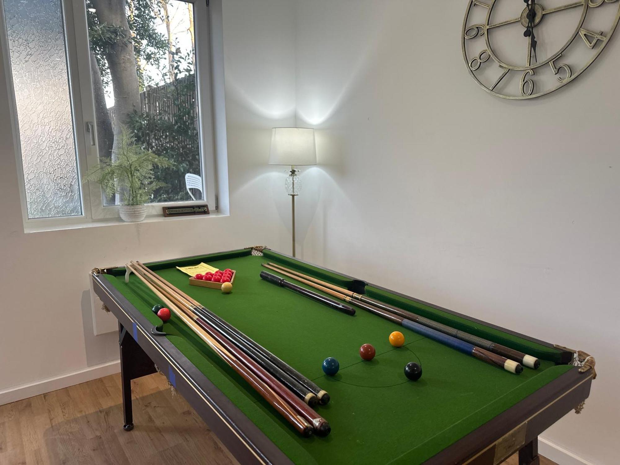 North London A Spacious 7 Bedroom House Accommodating Up To 18 People Complete With Own Gym And Table Tennis Екстериор снимка